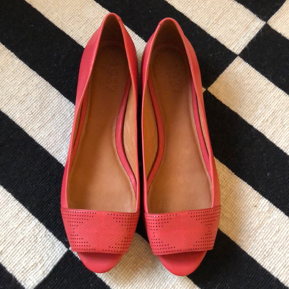 Open toe flats
